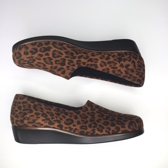 SAS Bliss Slip on Wedge in Tan Leopard Size 11. - Picture 5 of 9